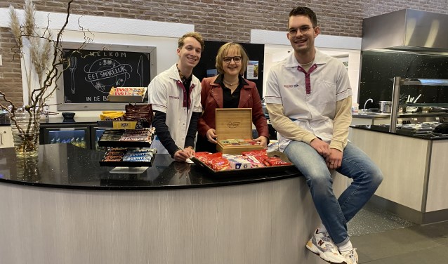 Groepsleerkrachten Jander de Blauw, Bert van Oostende en schooldirecteur Irma Blok doen met De Wegwijzer vrijwilligerswerk bij Woonzorgcentrum Elim.