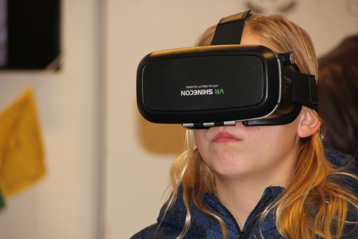 Bezoeker Open Dag Lyceum Oudehoven bekijkt de wereld via een VR-bril