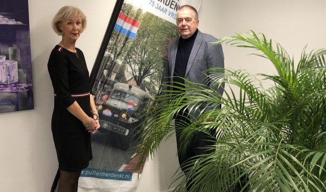 Astrid van Schaik en wethouder Roelof Koekkoek: 'blijven herdenken belangrijk.'