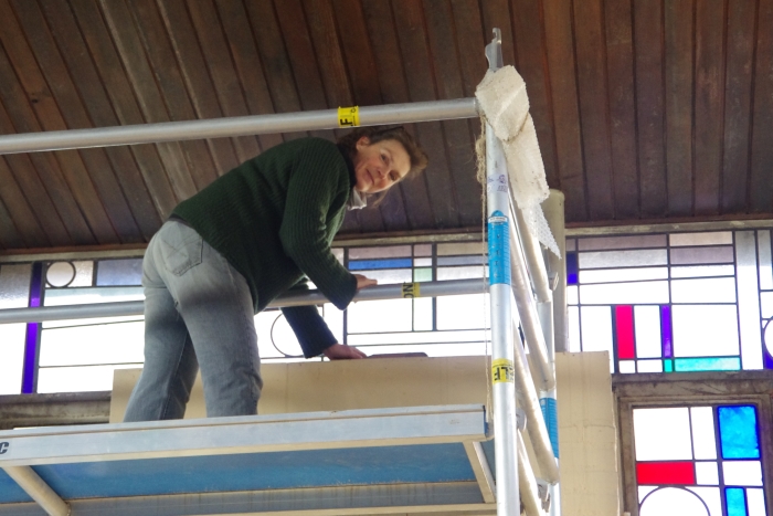 Het glas-in-lood wordt hersteld