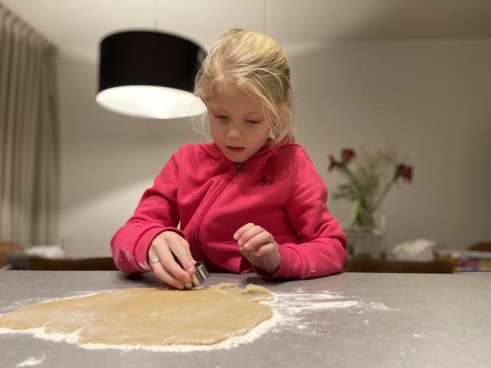 Janne bakt koekjes