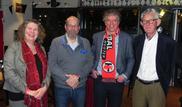 V.l.n.r.:Huidig voorzitter Nicole Teeuwen, ex-voorzitter en nu penningmeester Hans Wissink, ex-voorzitter Cees Lutz en oprichter Piet de Wit.
