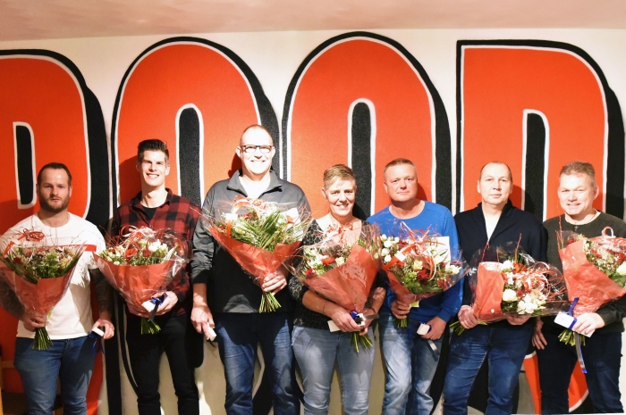 de jubilarissen v.l.n.r. Huub Doppenberg, Koen Doppenberg, Gerco van Boeschoten, Helga de Ruiter, Sander Bos, Ben Verhoeven en Gert Vis