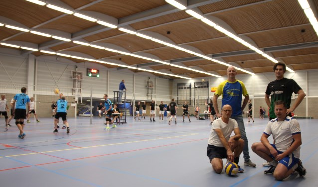 Voor Gerard Koopman, Lars Mouw (boven), Meo Broekhuizen en Albert Mouw (onder) is bedrijfsvolleybal op dinsdag vaste prik.