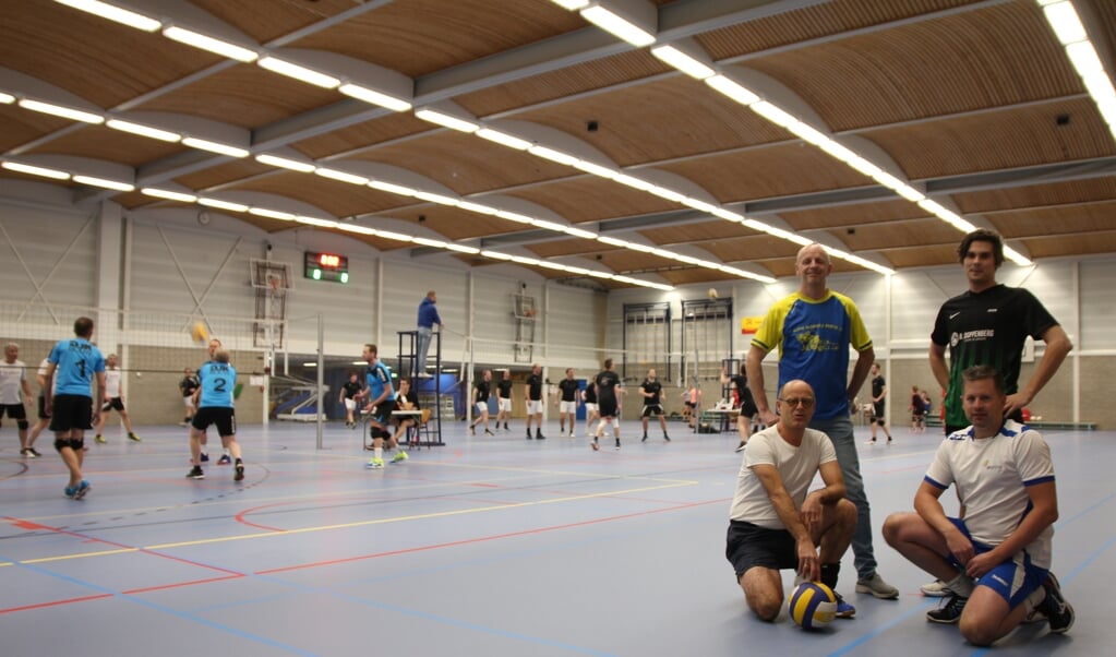 Voor Gerard Koopman, Lars Mouw (boven), Meo Broekhuizen en Albert Mouw (onder) is bedrijfsvolleybal op dinsdag vaste prik.