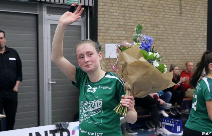 Afcheidsbloemen voor Arjanne Ambachtsheer-Verhoef