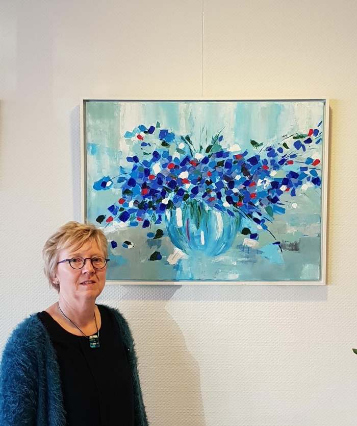 Anja Hollaar bij één van haar werken, te zien bij Hof van Sliedrecht