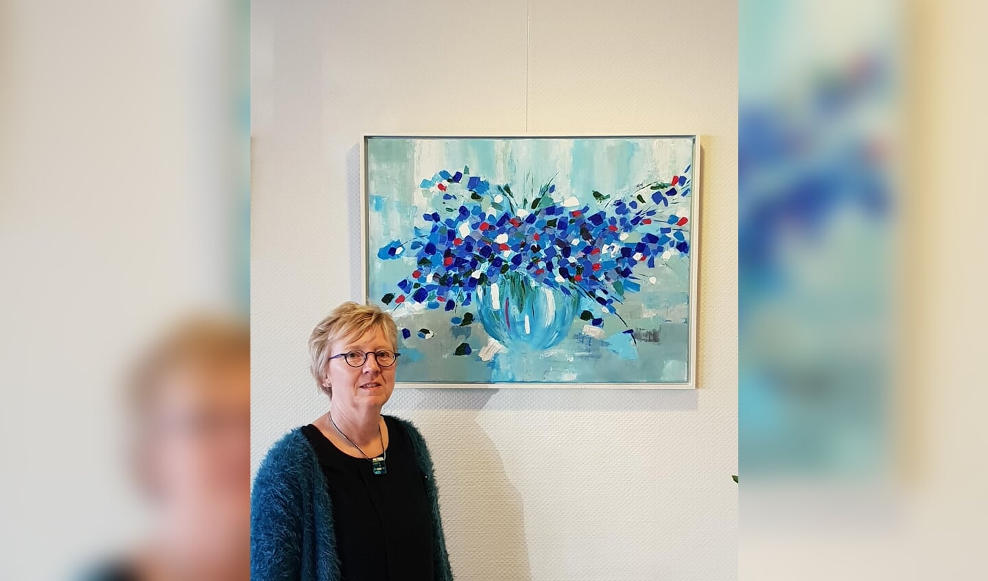 Anja Hollaar bij één van haar werken, te zien bij Hof van Sliedrecht