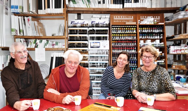 V.l.n.r. Ad Smeink, docent Peter van Oostzanen, Caroline en Hetty Uyland.