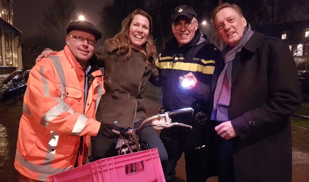 Wethouder Ellermeijer (rechts) woonde de controle bij.