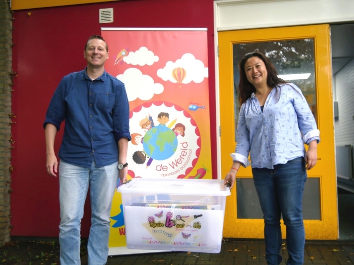 Overhandiging van wetenschap & techniek lespakket door Let the Sun Shine aan OBS de Wereld