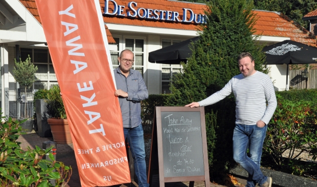 <p>Thijs Duindam (rechts) en Antonio van den Hengel lanceren de Soester Box.</p>
