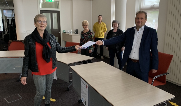 <p>Het aanbieden van de handtekeningen voor een eigen buurthuis aan wethouder Jan Nederveen. </p>