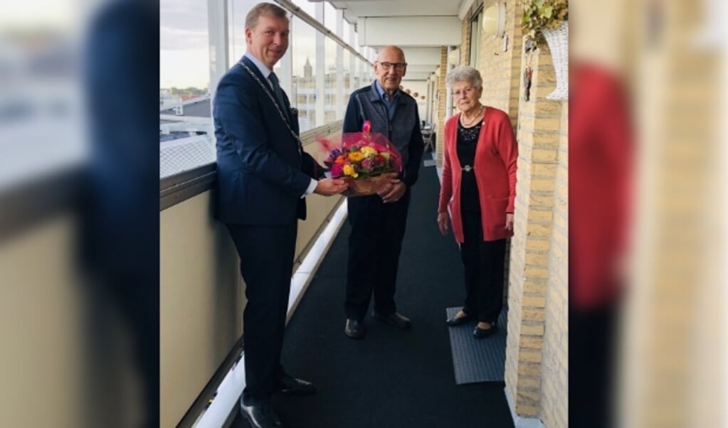 Burgemeester Kats feliciteert het echtpaar Pol-Verkerk. (foto: gemeente Veenendaal)