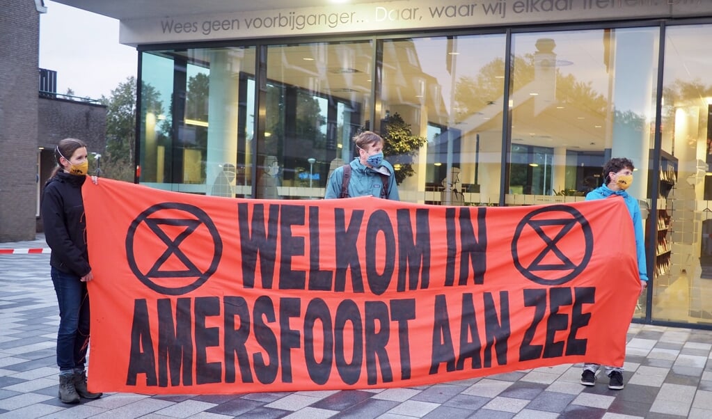 Leden van de actiegroep Extinction Rebellion demonstreren voor het Huis van Leusden.