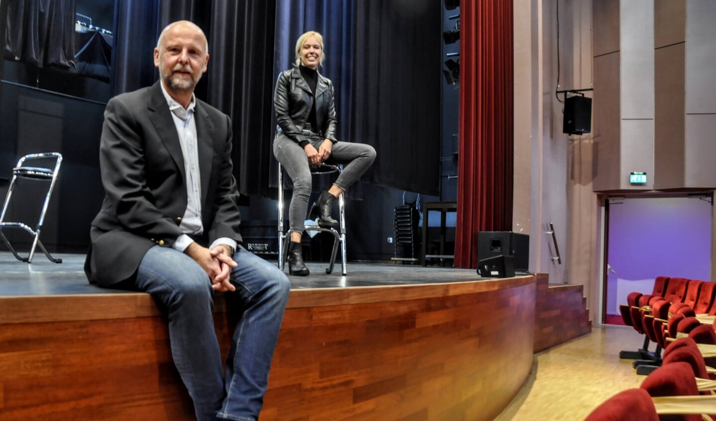 Theaterdirecteur Ronald de Wilde en op de achtergrond Annerieke Claassen, projectleider Cultuur & Samenleving.