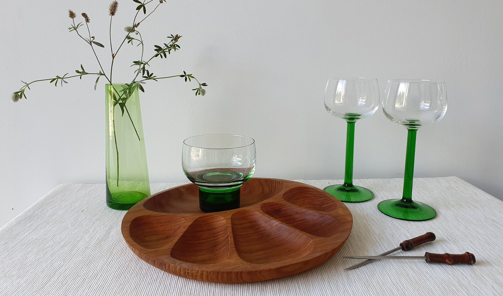 vintage teak houten tapas bord met glazen van Luminarc France