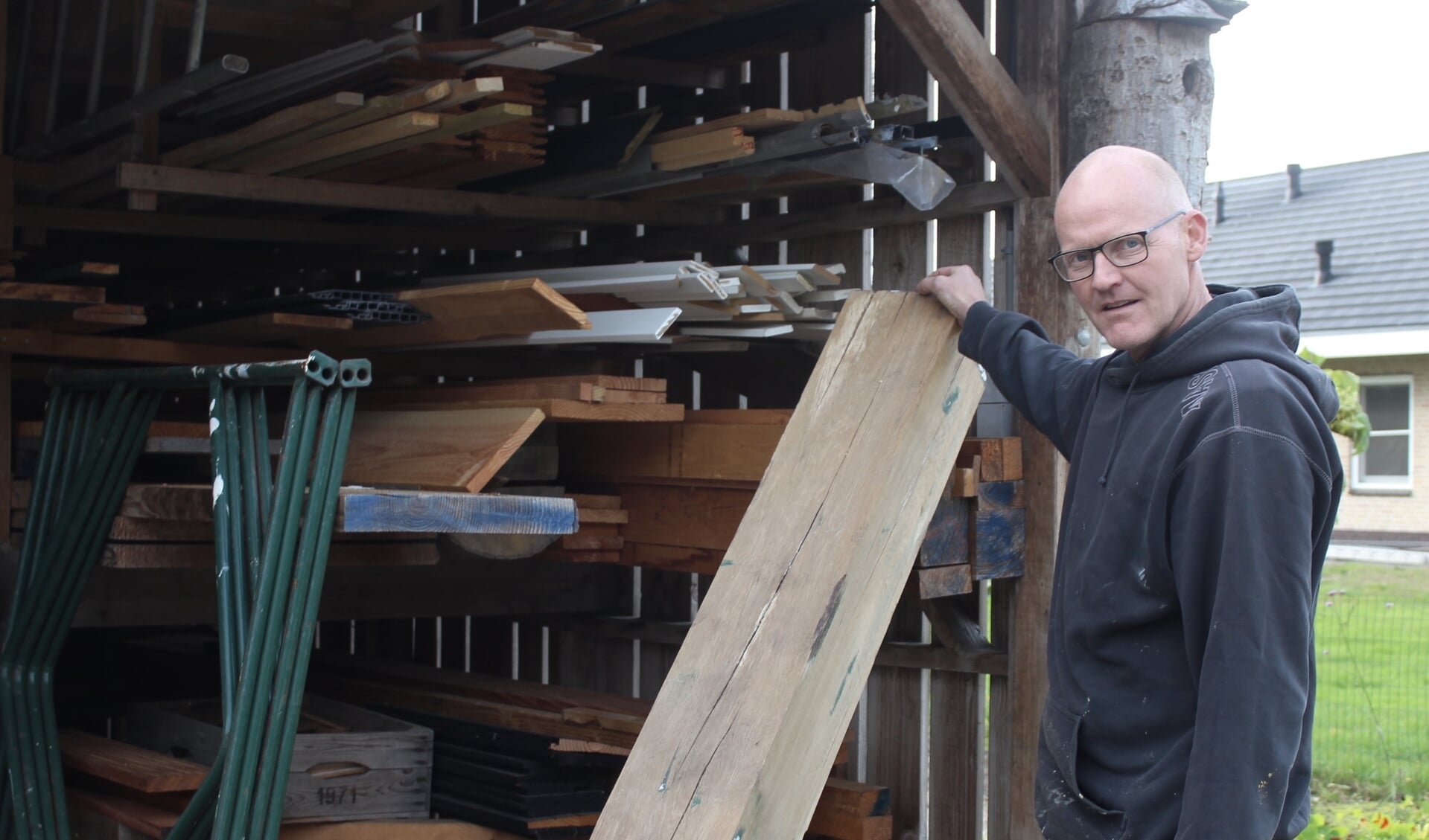 Gertjan Wessels in zijn werkplaats. ,,Ik ga de hekken maken van massief eikenhout van Den Treek.''