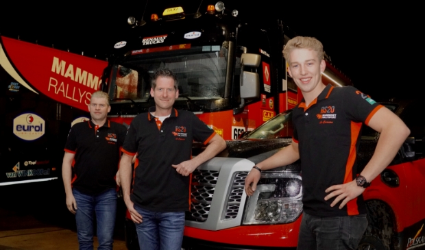 <p>Mitchel van den Brink (rechts) debuteert als rijder in de Dakar Rally. Richard Mouw (links) en Wilfred Schuurman zijn de co-piloten.</p>
