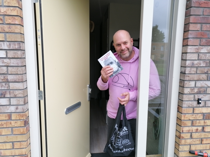 Bas Romein heeft zojuist het eerste exemplaar van zijn eigen boek in ontvangst genomen