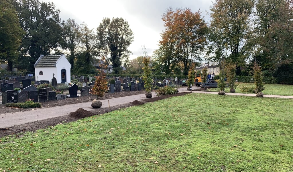 Er wordt nog gewerkt aan de uitbreiding van de R.K. begraafplaats in Achterveld.