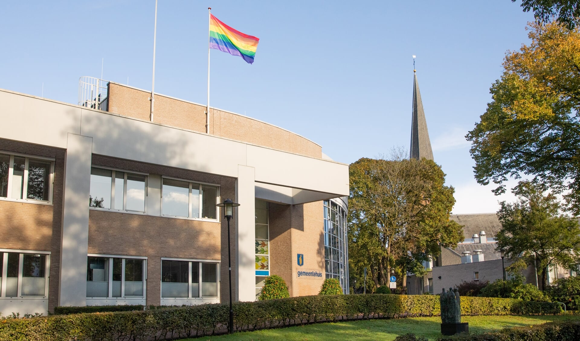 
De regenboogvlag wordt zondag in Baarn uitgehangen.