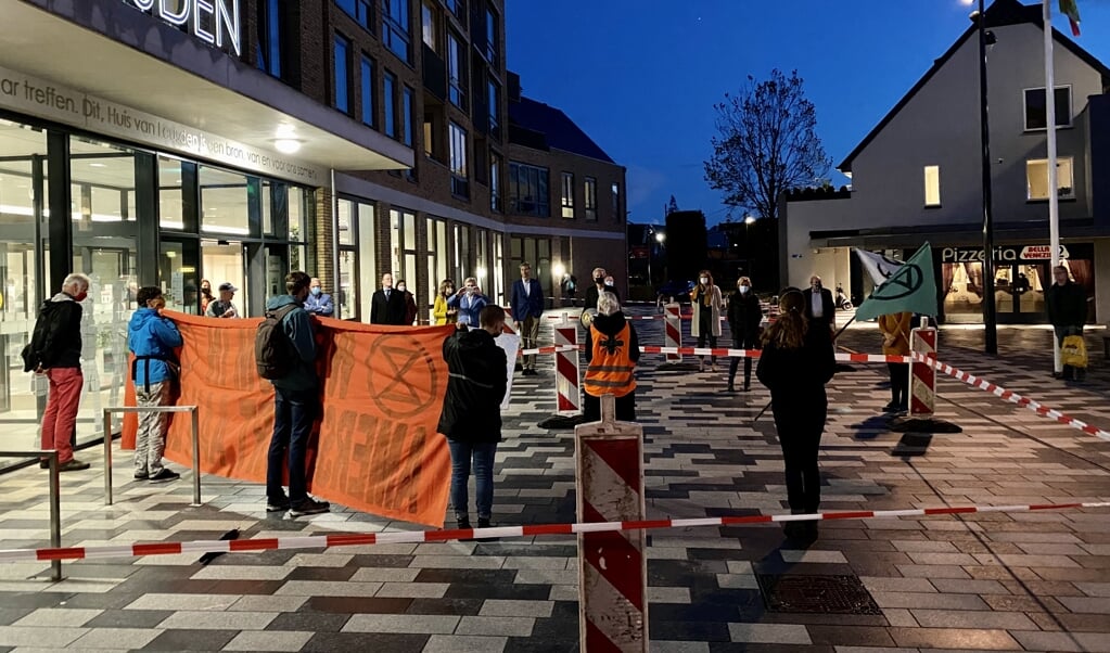 Leden van de actiegroep Extinction Rebellion demonstreren bij het Huis van Leusden. 