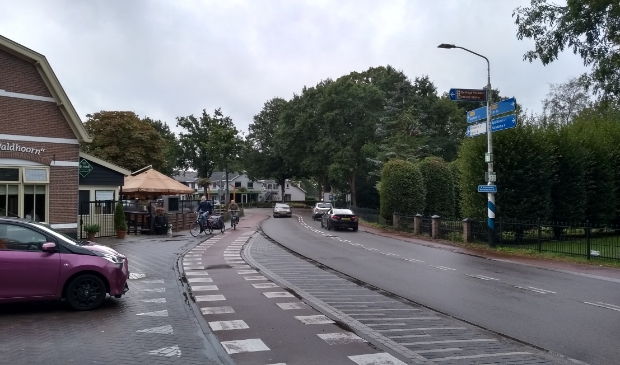 <p>De 'slinger' in de weg bij restaurant De Waldhoorn in het centrum van Otterlo.</p>