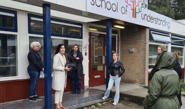 <p>Leraren van de School of Understanding en De Horizon werden door D66-raadsleden verrast met een taart </p>