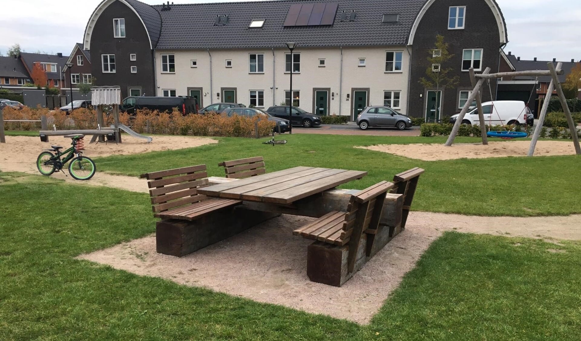 Een 'circulaire' picknickbank in de wijk Beekweide.
