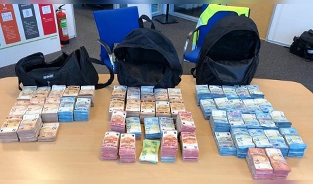 In totaal onderschepte de politie bijna 900.000 euro en 650 kilo poeder, bestemd om te versnijden voor cocaïne.
