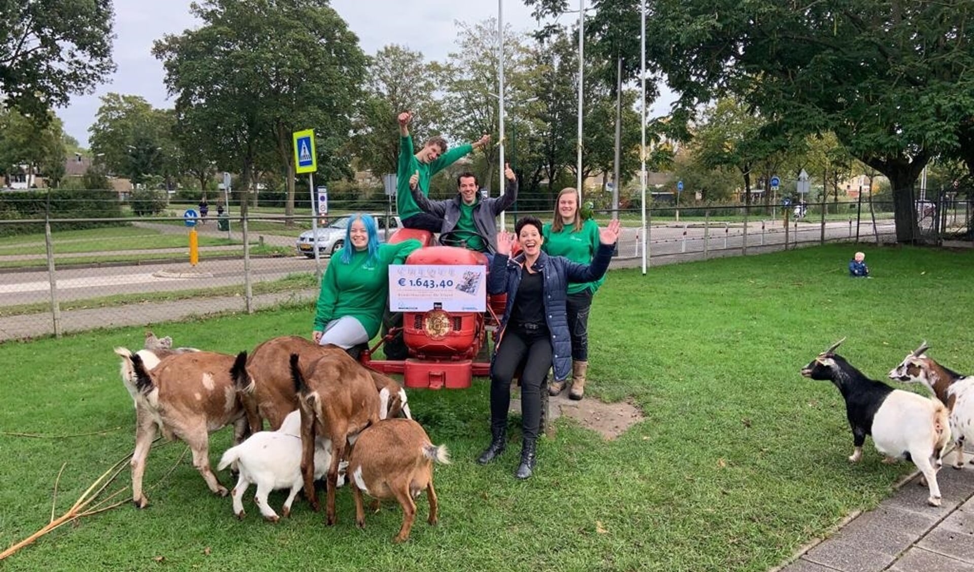 Een mooie cheque van Hizi Hair voor de kinderboerderij