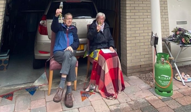<p>Mevrouw Unkel uit Scherpenzeel wordt "coronaproof" in het zonnetje gezet voor haar 90ste verjaardag.</p>