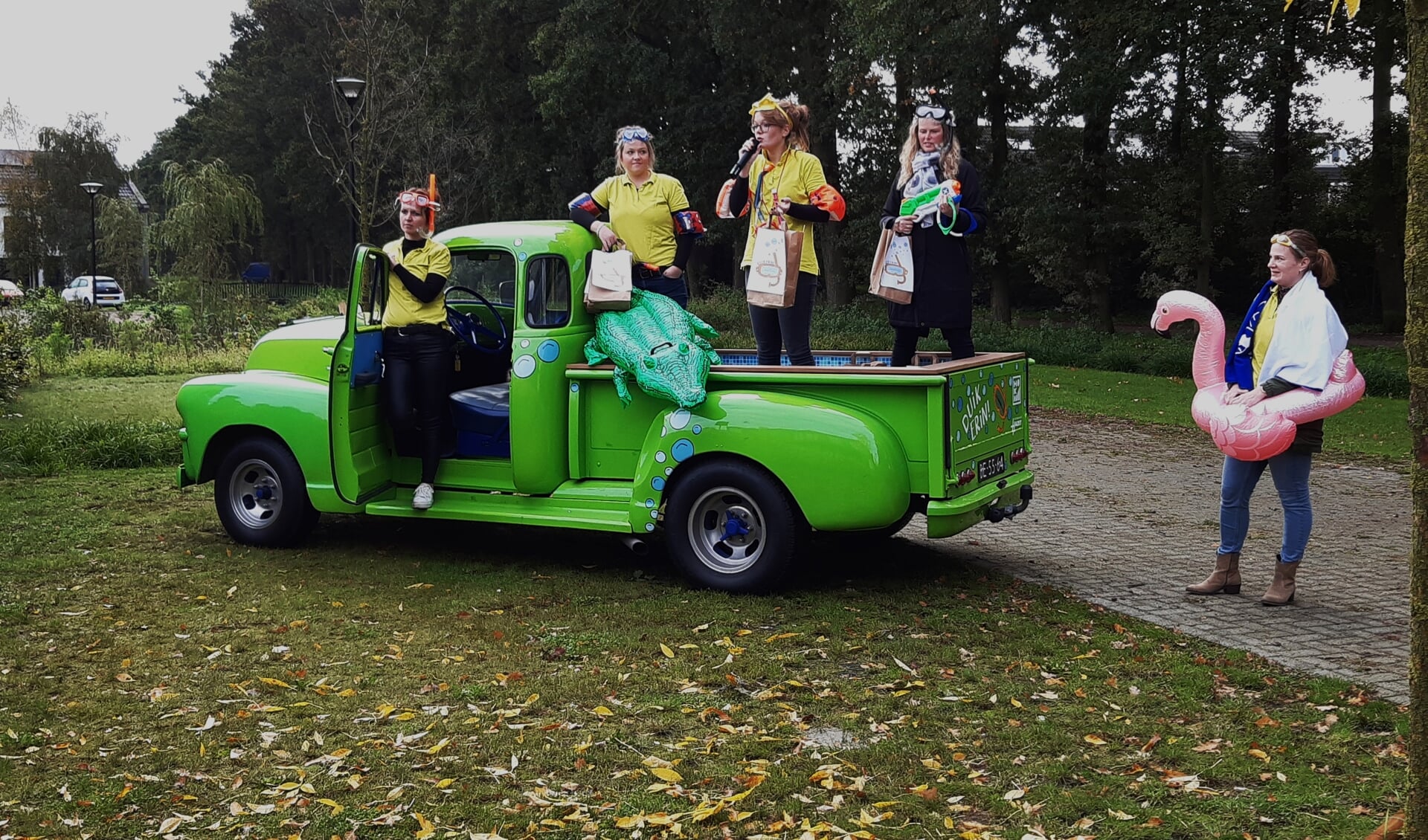 Het team van de Vakantie Bijbel Week arriveert met de GMC pick-up bij De Borgwal.