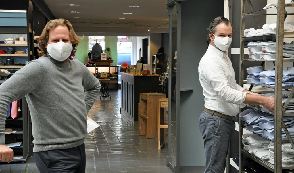 Ook bij Wim Hogeveen Mannen dragen de medewerkers een mondkapje. 