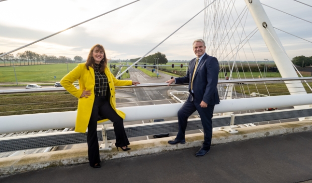 <p>Op 2 oktober ondertekenen wethouder Marja Ruigrok en gedeputeerde van NH Jeroen Olthof een intentieverklaring. Het gaat over maatregelen voor de Duinpolderweg. Foto bij de Calatravabrug de Citer met uitzicht op de Nieuwe Bennebroekerweg.</p>