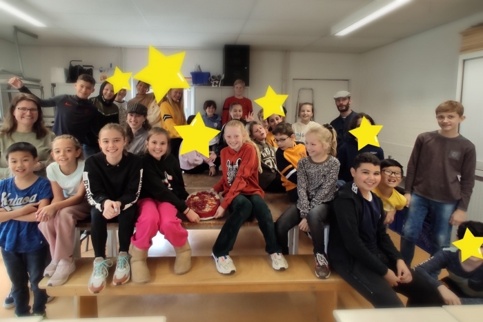 Groep 7/8 van de Dubbelster en Jelle Vermeulen van SEM Sla en Meer