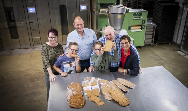 <p>De familie Soeteman met hun signature dish, de speculaas.</p>
