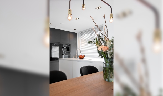 <p>Strak en minimalistisch wit, gecombineerd met antracietkleurig hout.</p>