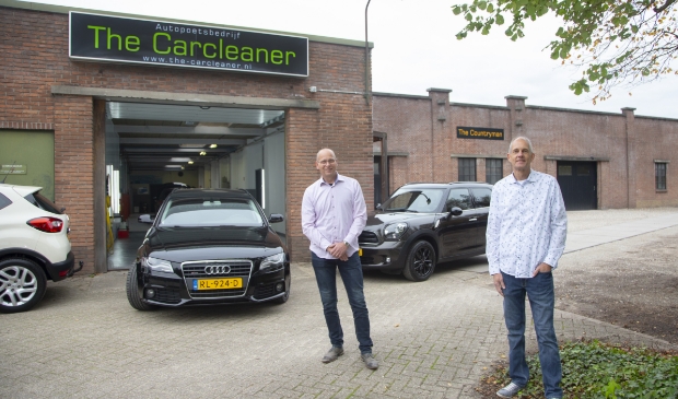 <p>Je auto is in vertrouwde handen bij carcleaners Jaap Bosch (links) en Jan Willem Viets.</p>