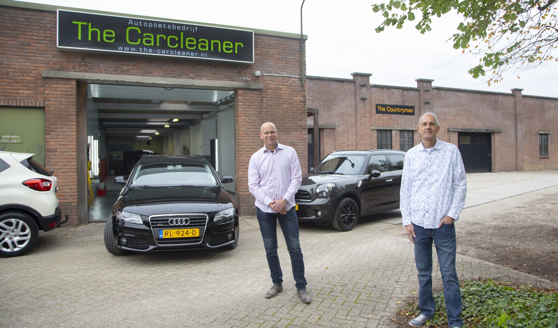 Je auto is in vertrouwde handen bij carcleaners Jaap Bosch (links) en Jan Willem Viets.