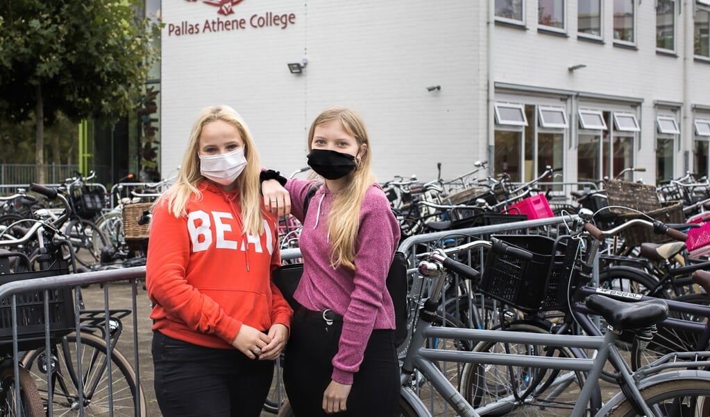 Marith van Kooten (links) en Denise van Hunen, leerlingen van het Pallas Athene College.