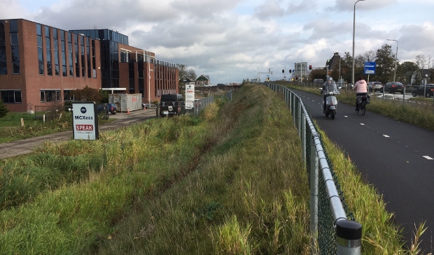 <p>Het tijdelijke fietspad langs de Oranjebaan naar de Amstelbrug.</p>