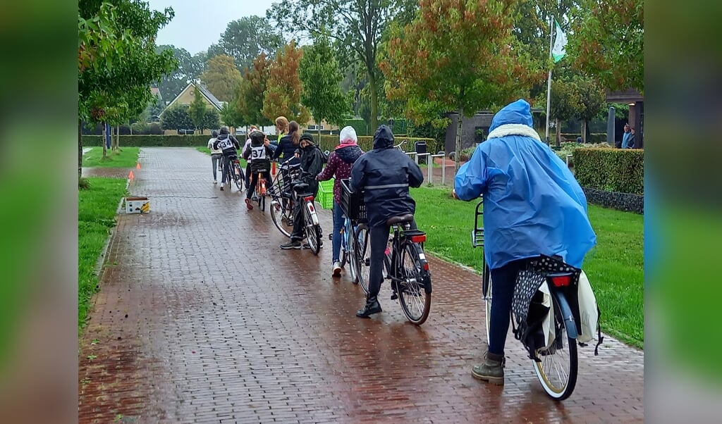 Leerlingen aan de start van het fietsexamen