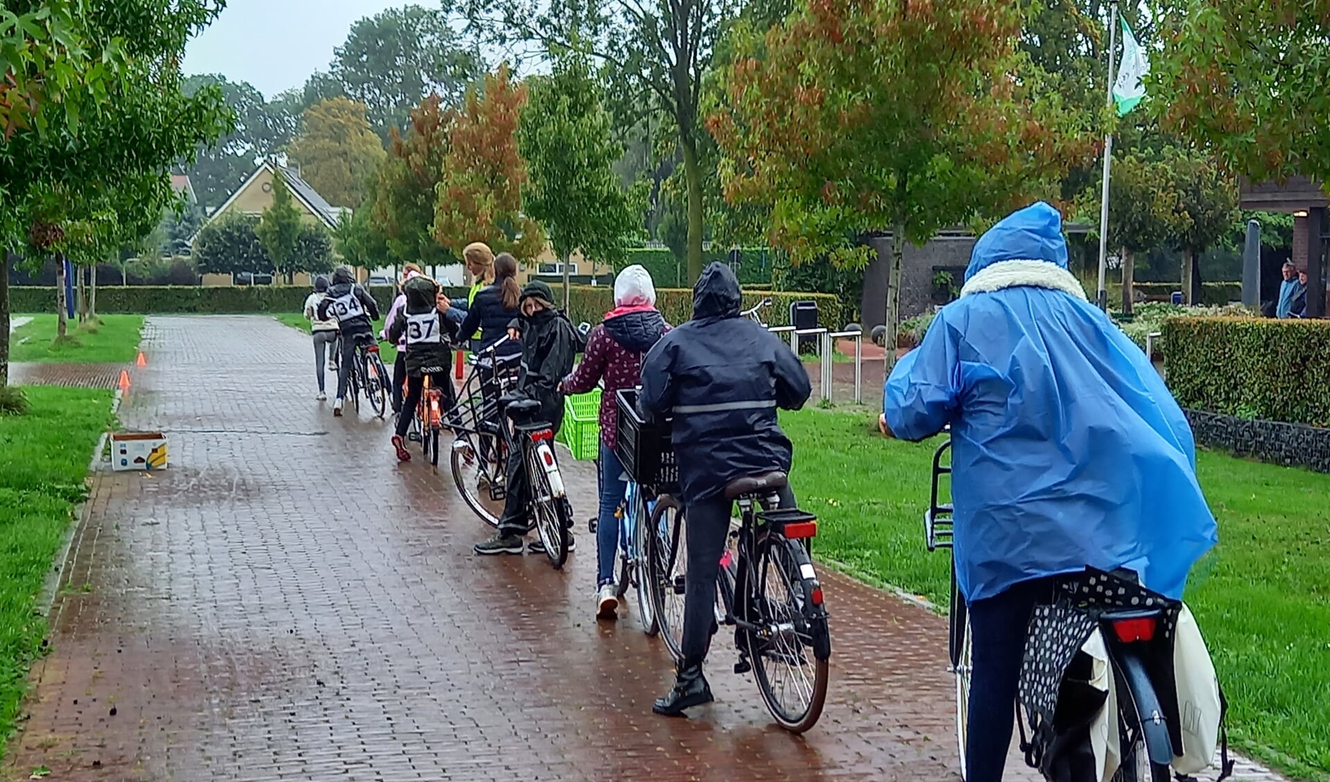 Leerlingen aan de start van het fietsexamen