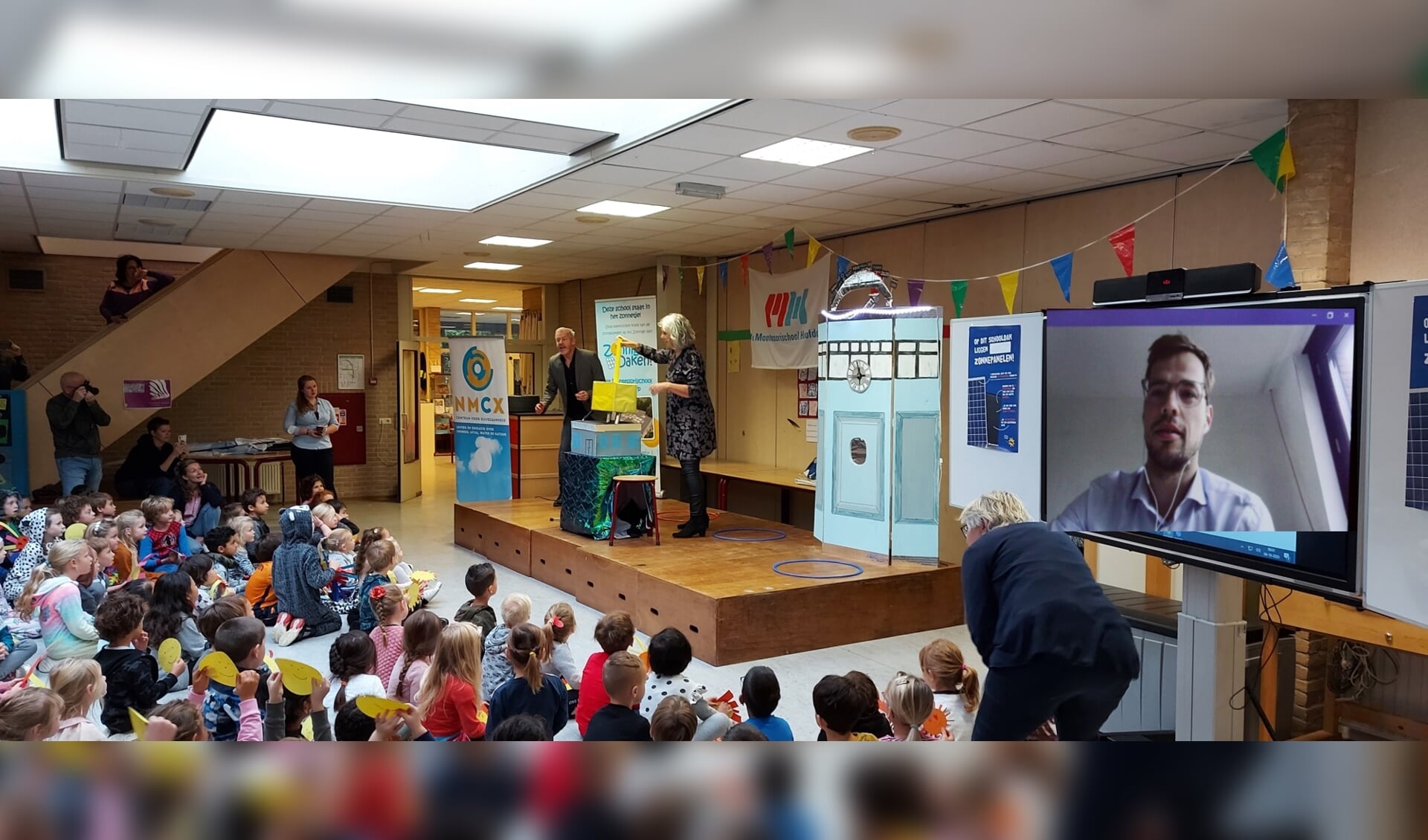 De eerste Montessorischool in Hoofddorp is de eerste school die 188 zonnepanelen heeft gekregen uit een samenwerkingsproject van NMCX.