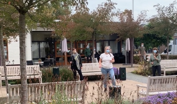 <p>Zorgmedewerkers van Het Huis in de Wei doen mee aan de Jerusalema Challenge.</p>