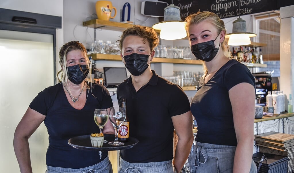 Medewerkers van restaurant 't Hoogt dragen mondkapjes. Links Nicole van der Wardt.
