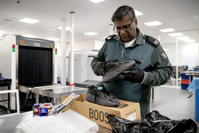 Douanier met namaak merkschoenen