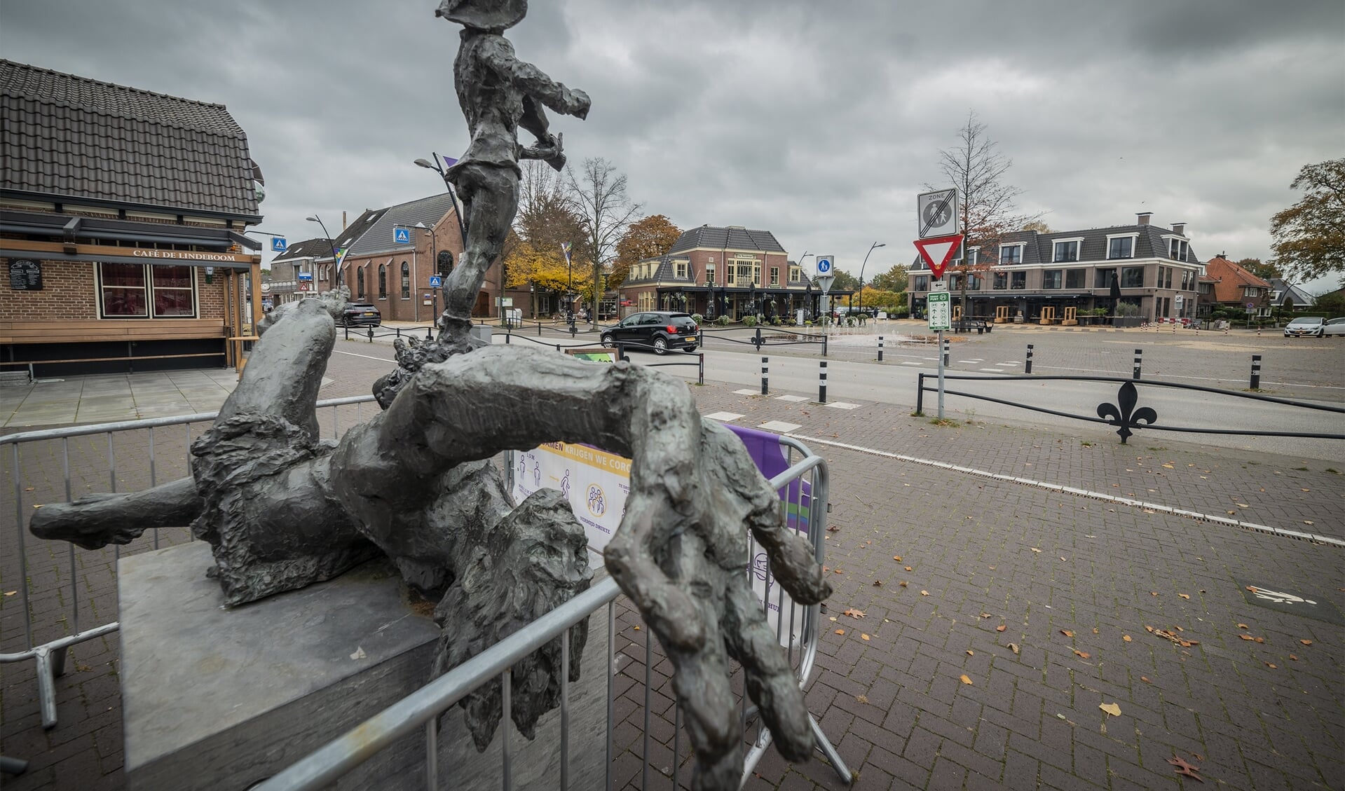 Het Bunckmanbeeld in Voorthuizen. Door de coronacrisis is het nu in het centrum van het dorp leeg.